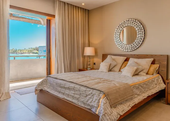 Beachfront Luxurious Stunning Sunset Boulevard Apartment, Grand Baie